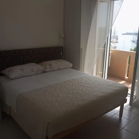 La Casa Del Poeta Fronte Mare 圣雷默